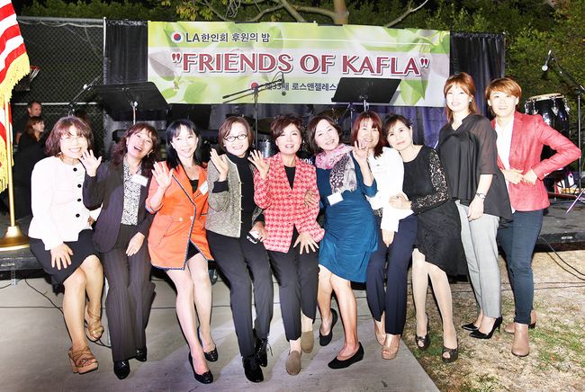 KAFLA chairwoman Laura Jeon (fifth from left) posing with the supporters of the organization. Photo provided by Photographers Society of Southern California chairman Sang-dong Kim. 