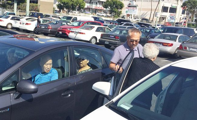 More Korean-American elderly citizens are starting to prefer public transportation over driving their own cars. Senior citizens in Koreatown are using a cab service for their grocery shopping needs. Sang Jin Kim 