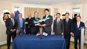 Government and corporate representatives from both countries pose for a commemorative photo at the "Signing Ceremony for Strengthening Cooperation between Korean Air, Boeing, and GE" held in Washington D.C. on March 21 (local time). Pictured are Ahn Duk-geun, Minister of Trade, Industry and Energy (third from right), Cho Won-tae, Chairman of Hanjin Group (fourth from right), Gina Raimondo, U.S. Secretary of Commerce (third from left), Kelly Ortberg, CEO of Boeing (fourth from left), and Russell Stokes, President and CEO of GE Aerospace's Commercial Engines & Services division (first from left). [Photo provided by Korean Air]